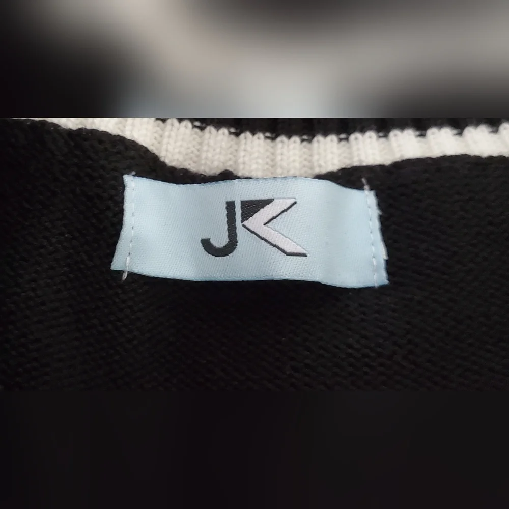 Black Sleeveless V-Neck Sweater Vest - Picture 2 of 4